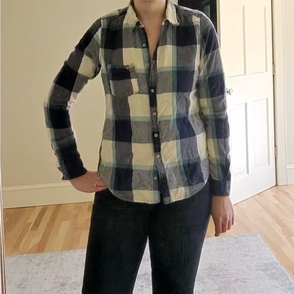 Hollister Women's Navy and Cream Plaid Flannel Button-Down Shirt
